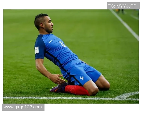 足坛巨星赛场外私生活曝光抽烟举动引发球迷热议与广泛讨论