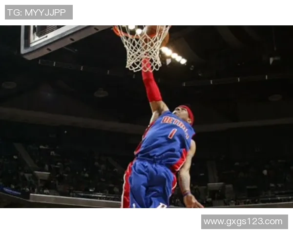 足球巨星挑战扣篮极限 展现篮球与足球完美融合的精彩瞬间