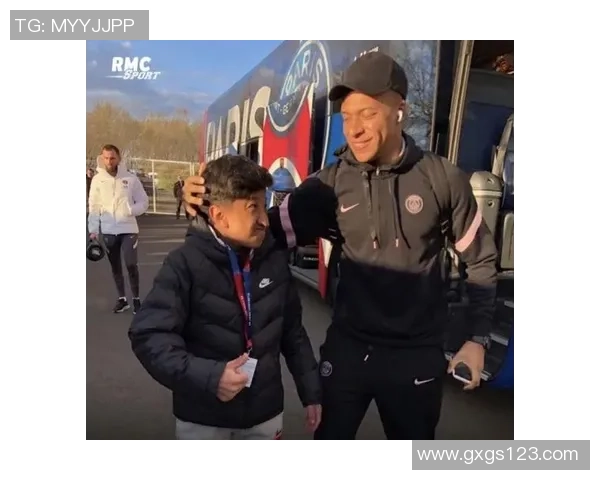 足球明星与小球迷亲密互动展现关爱与责任感的榜样力量